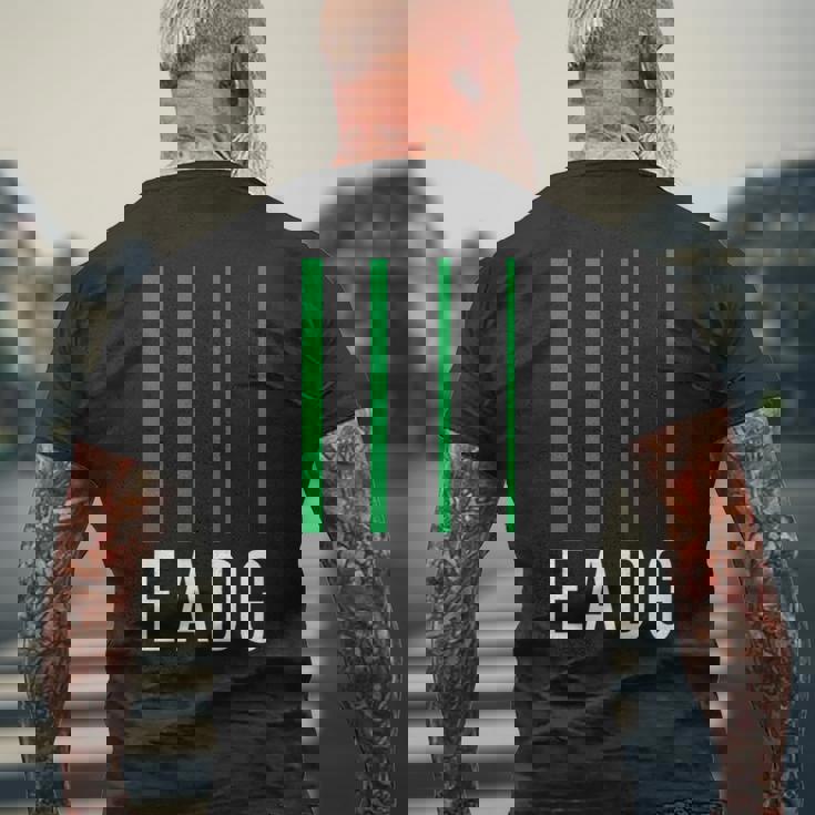 ベーシスト ベースギタリスト Eadg 4弦ギター メンズTシャツ バックプリント 高齢者への贈り物