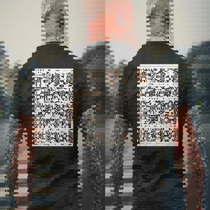 ペトログリフロックの彫刻ネイティブアメリカン メンズTシャツ バックプリント 高齢者への贈り物