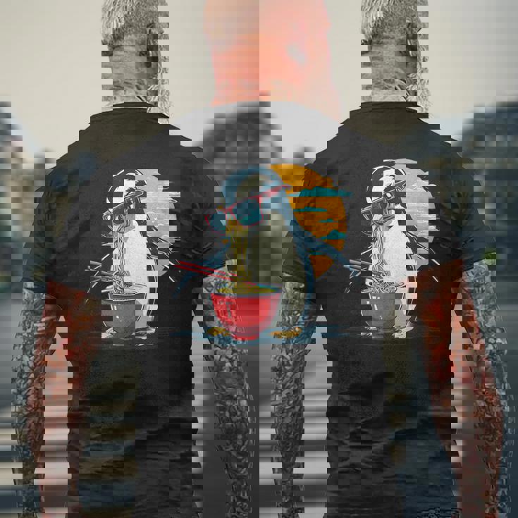 ペンギン食べる ラーメン サングラス アートワーク 和麺 メンズTシャツ バックプリント 高齢者への贈り物