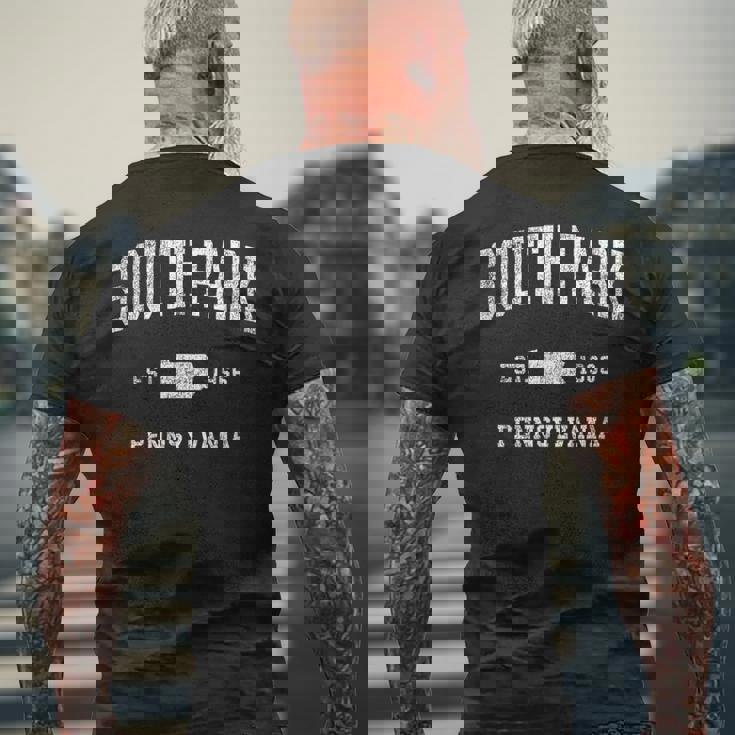 ペンシルバニア州サウスパークのヴィンテージアスレチックスポーツデザイン。 メンズTシャツ バックプリント 高齢者への贈り物