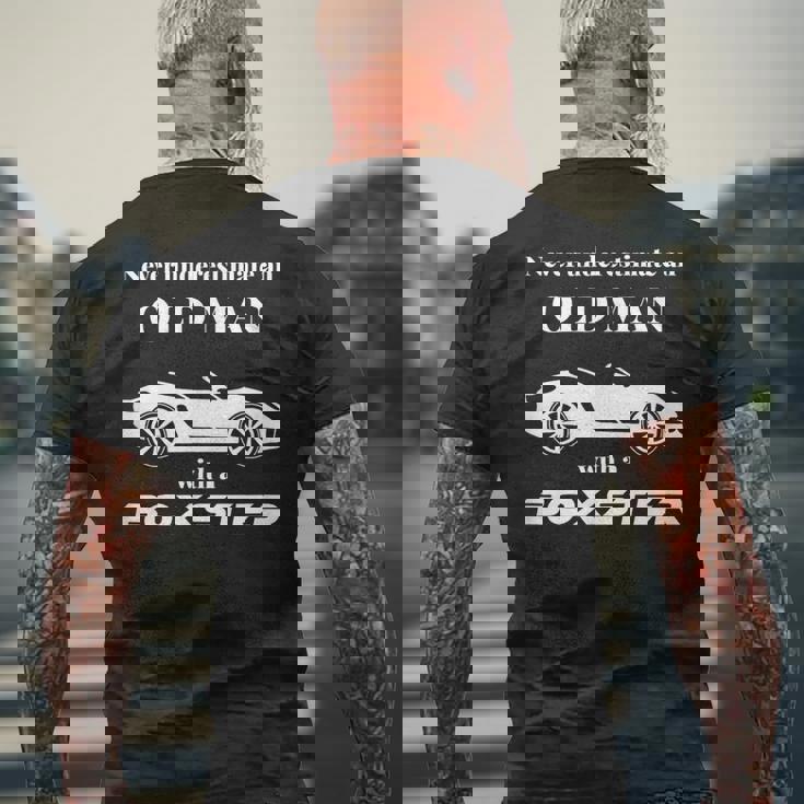 ボクスターを持った老人を決して過小評価しないでください。 メンズTシャツ バックプリント 高齢者への贈り物