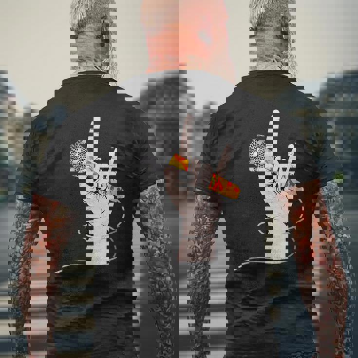 ボーカルマイクを持つロックシンガーの手 メンズTシャツ バックプリント 高齢者への贈り物