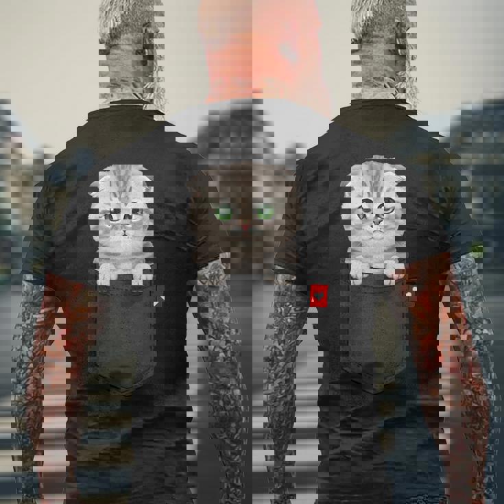 ポケットに入ったスコティッシュフォールド猫 のぞくかわいい子猫 メンズTシャツ バックプリント 高齢者への贈り物