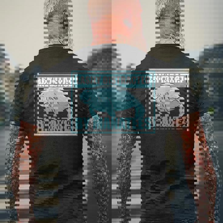 マナティーに気を取られる かわいいマナティー 面白い 海の動物 メンズTシャツ バックプリント 高齢者への贈り物