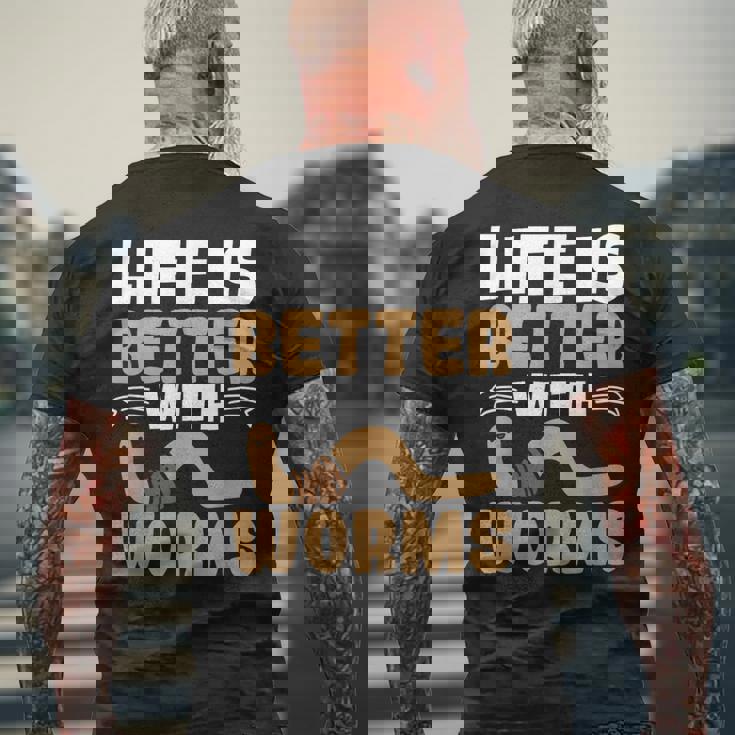 ミミズがいると人生はより良くなる ミミズの養殖 ミミズ ファーマー メンズTシャツ バックプリント 高齢者への贈り物