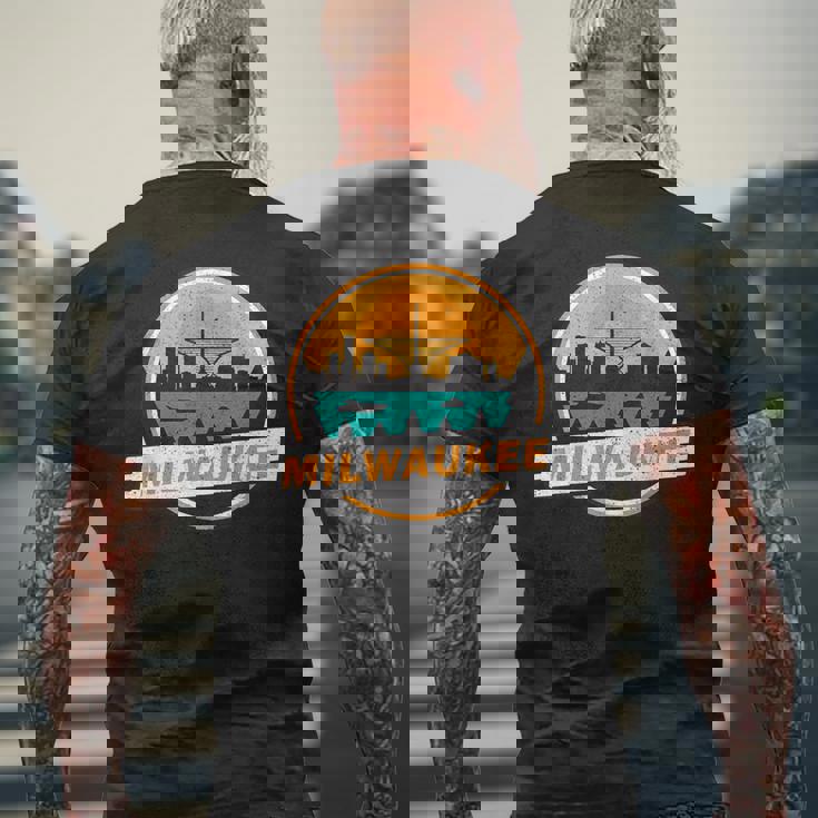 ミルウォーキー スカイライン ランドマーク ミルウォーキー ベイ ヴィンテージ メンズTシャツ バックプリント 高齢者への贈り物