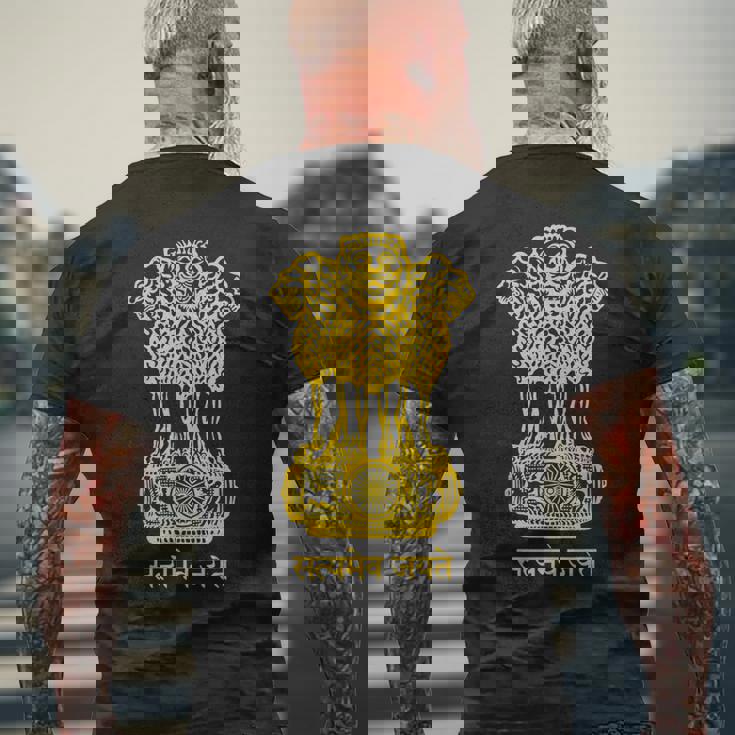 ライオンエンブレム インド国旗 ヒヌ ヒンディー語 デリー ムンバイ メンズTシャツ バックプリント 高齢者への贈り物