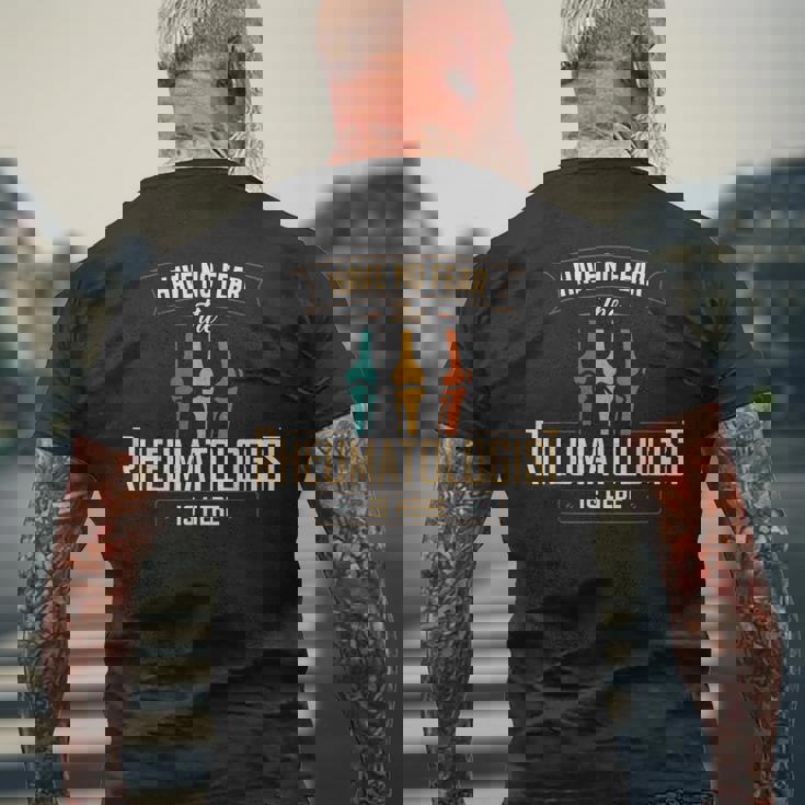 リウマチ学 Have No Fear リウマチ科医 アパレル メンズTシャツ バックプリント 高齢者への贈り物