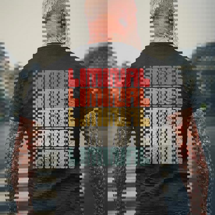 リミナルスペース インターネットミーム リミナルスペース メンズTシャツ バックプリント 高齢者への贈り物