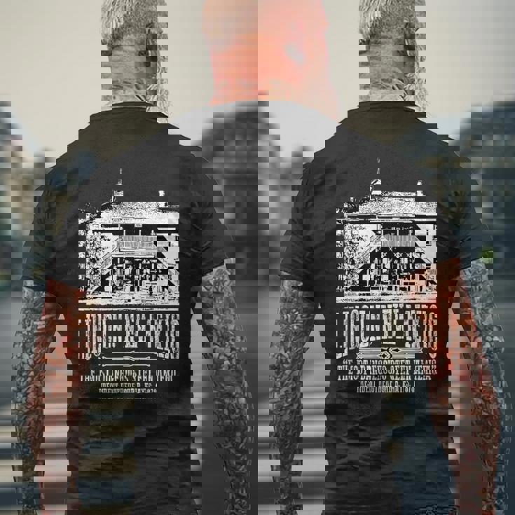 リンカーンニューメキシコ旧裁判所ビリー・ザ・キッド・エスケープス メンズTシャツ バックプリント 高齢者への贈り物