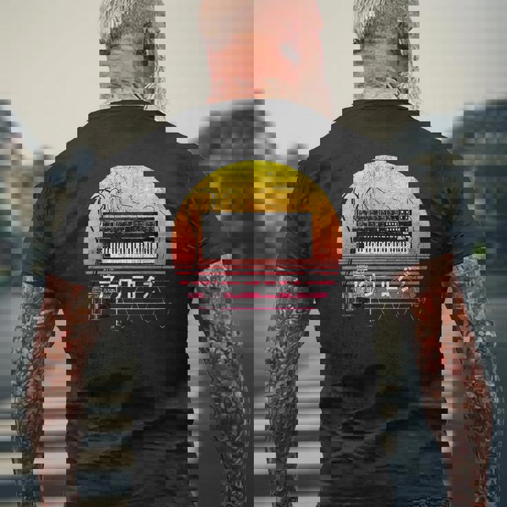 レトロ 80年代 日本風 シンスウェーブ アナログシンセサイザー メンズTシャツ バックプリント 高齢者への贈り物