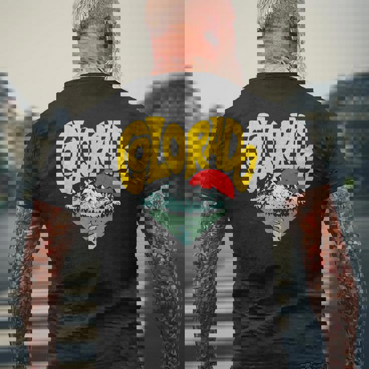 レトロ コロラド州 アウトドア 自然 恋人 ハート 山脈 グラフィック メンズTシャツ バックプリント 高齢者への贈り物