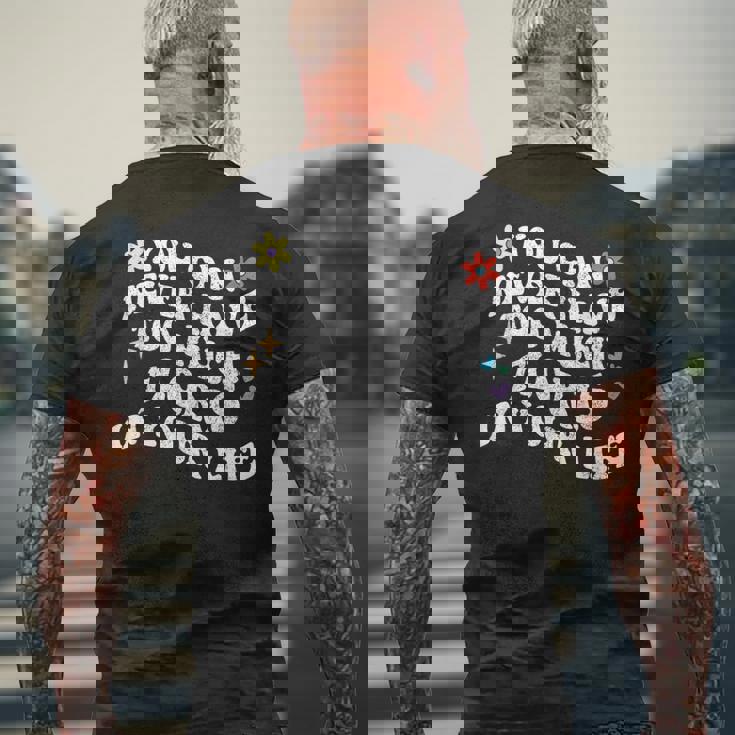 レトログルーヴィー。人生でフローリスが多すぎることはありません。 メンズTシャツ バックプリント 高齢者への贈り物