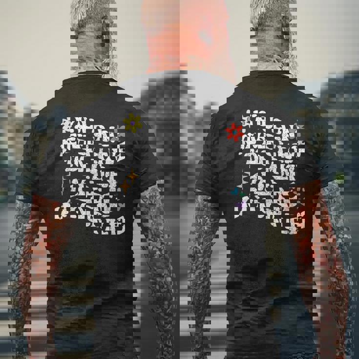 レトログルーヴィー。人生においてあまりにも多くのフェールを持つことはできません。 メンズTシャツ バックプリント 高齢者への贈り物