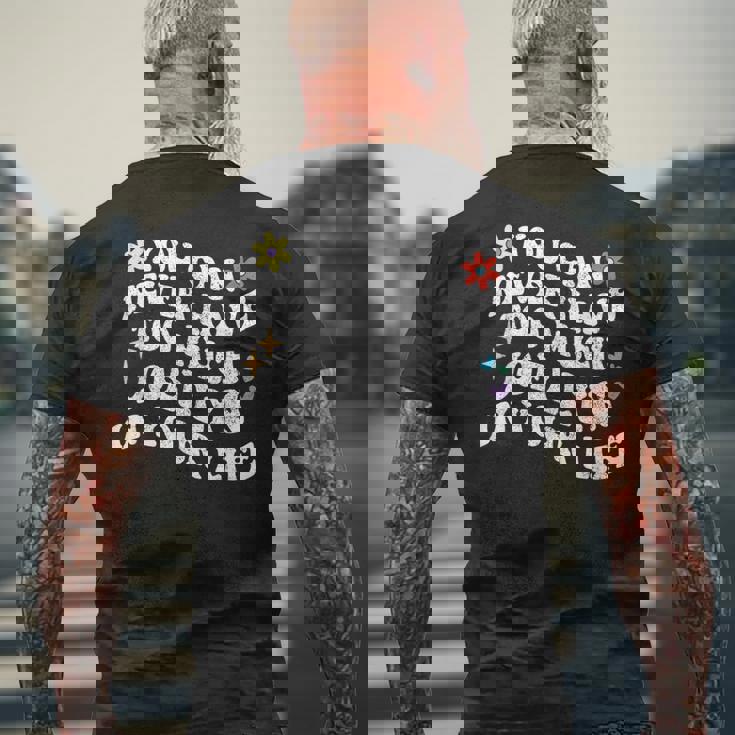 レトログルーヴィーなジョエリンをあなたの中に持ちすぎることは決してありません。 メンズTシャツ バックプリント 高齢者への贈り物