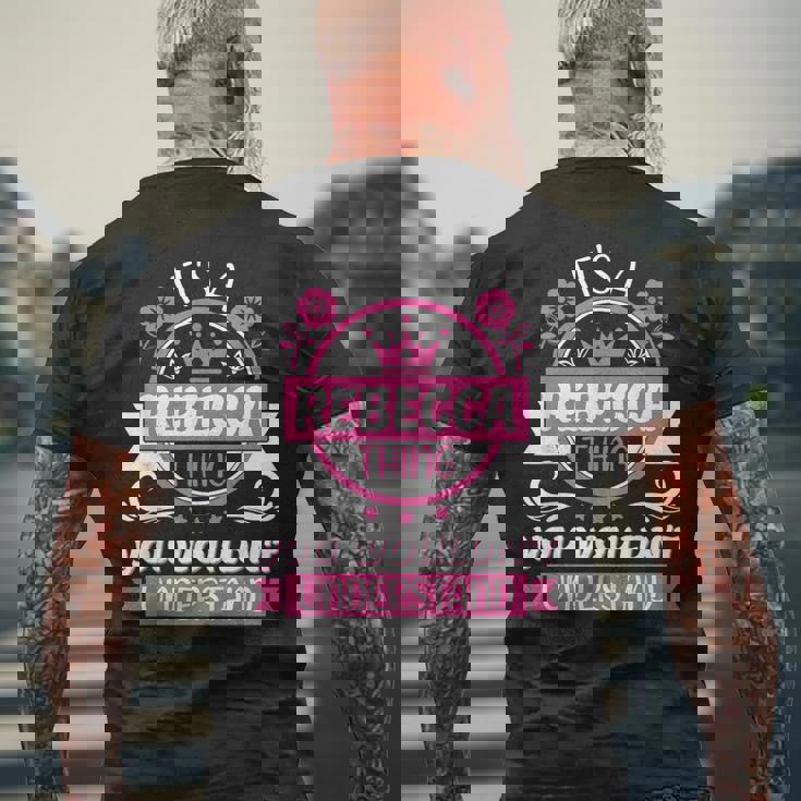 レベッカの名前 メンズTシャツ バックプリント 高齢者への贈り物