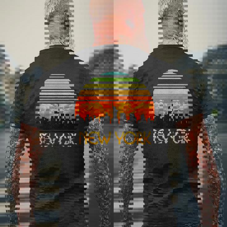 ヴィンテージ レトロ サンセット ダウンタウン ニューヨーク スカイライン メンズTシャツ バックプリント 高齢者への贈り物