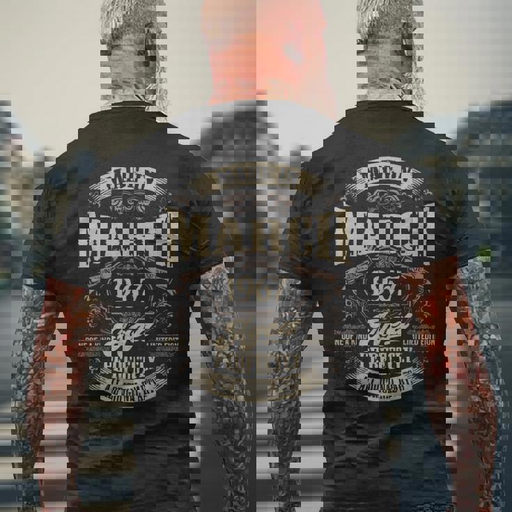 ヴィンテージ還暦伝説 1967年3月 60歳の贈り物 メンズTシャツ バックプリント 高齢者への贈り物