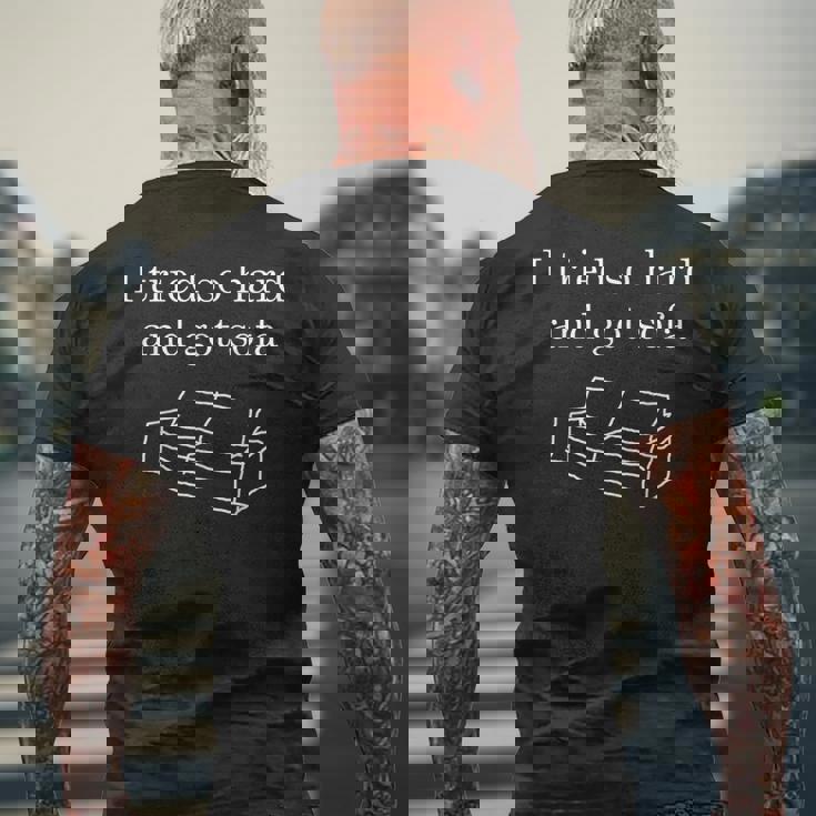 一生懸命頑張ってソファを手に入れた メンズTシャツ バックプリント 高齢者への贈り物