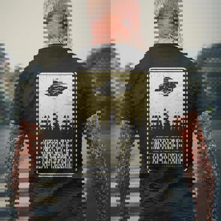 中身は地球外ufo 月曜日 宇宙人宇宙 メンズTシャツ バックプリント 高齢者への贈り物