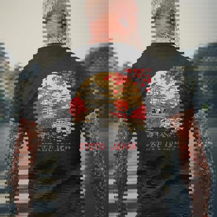 京都 日本 パゴダ 秋 風景 アート お土産 メンズTシャツ バックプリント 高齢者への贈り物