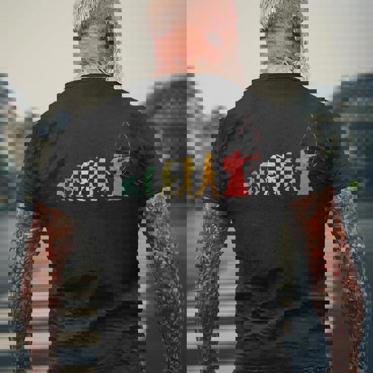 人類の進化 弓道 弓術 弓道好き 騎射 歩射 堂射 弓道部 弓道サークル 古武術 和弓 レトロ 弓 エボリューション メンズTシャツ バックプリント 高齢者への贈り物