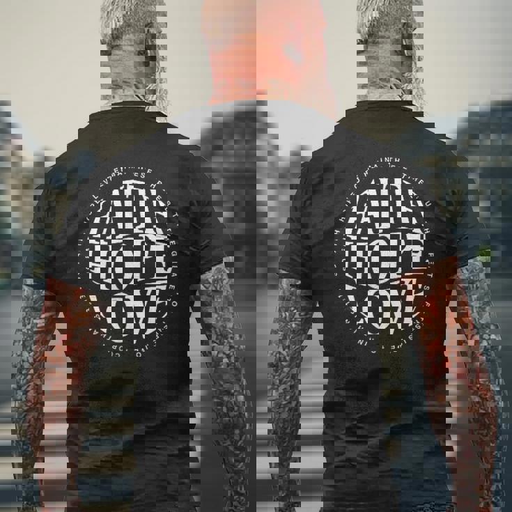 信仰 希望 愛 カトリック 聖書 詩 1 コリント 13 13 メンズTシャツ バックプリント 高齢者への贈り物