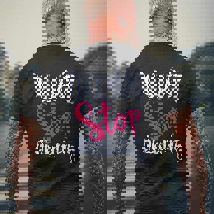 励ましギフト ポジティブなメッセージ Nevertop Dreaming メンズTシャツ バックプリント 高齢者への贈り物