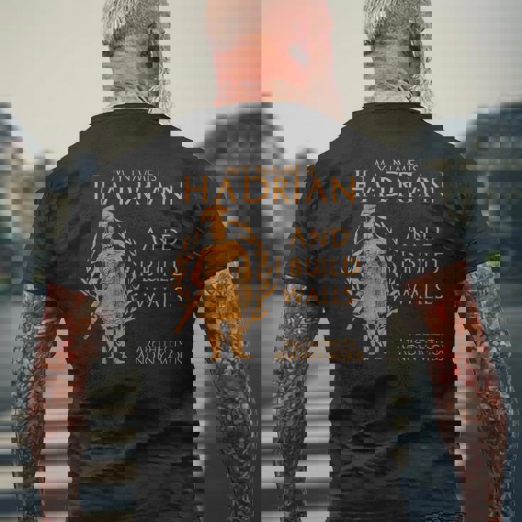 古代ローマ 皇帝ハドリアヌス 建築家 匿名 面白い メンズTシャツ バックプリント 高齢者への贈り物