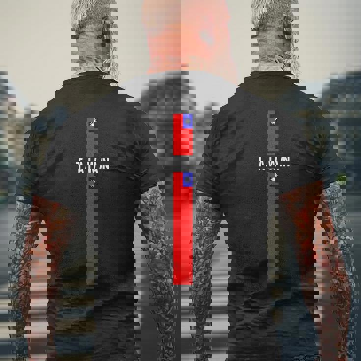 大文字で「Taiwan」の文字が入った縦型台湾国旗 メンズTシャツ バックプリント 高齢者への贈り物