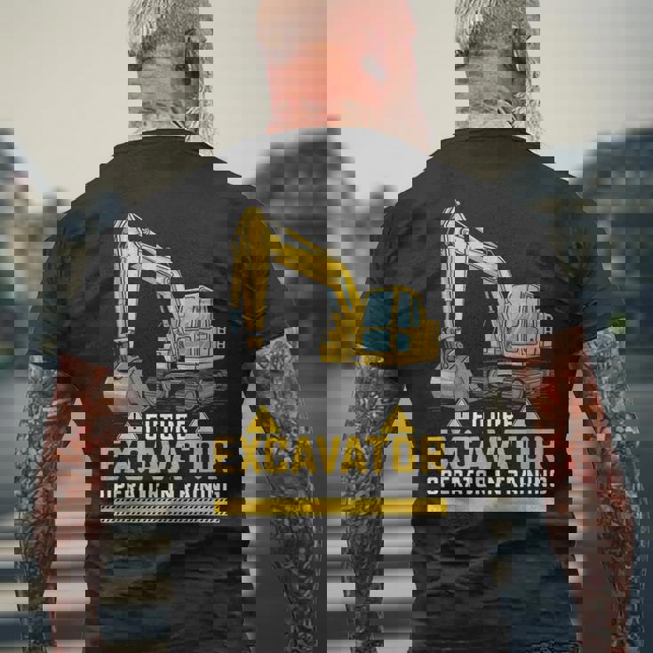 将来の掘削機オペレーターが重機ファンのトレーニングに参加。 メンズTシャツ バックプリント 高齢者への贈り物