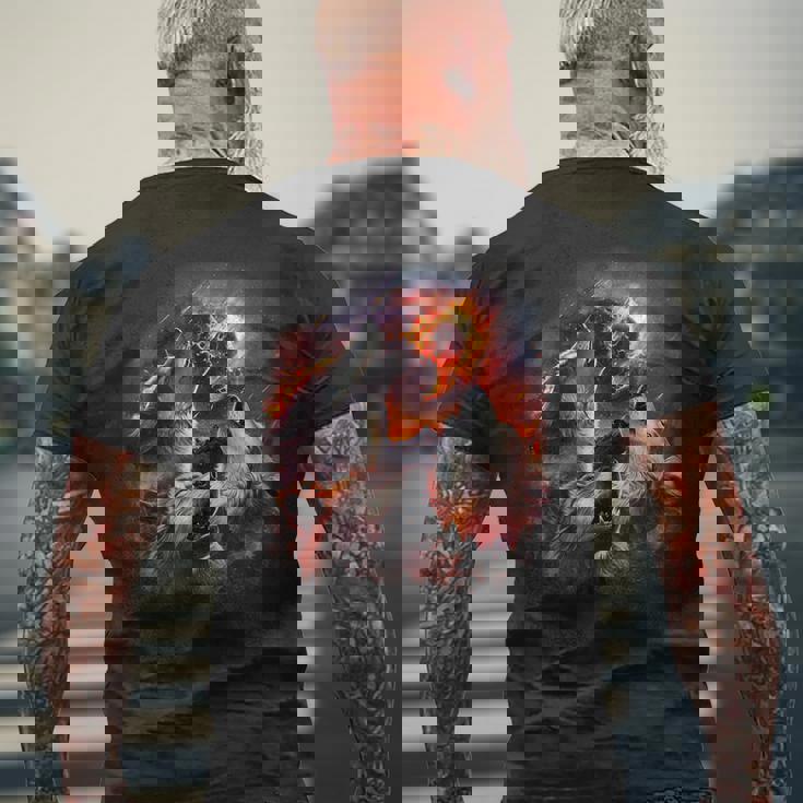 小惑星衝突月の下で燃える森で吠えるオオカミ メンズTシャツ バックプリント 高齢者への贈り物