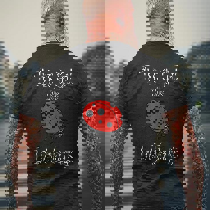 少女はてんとう虫が好き 野生動物 おもしろてんとう虫 メンズTシャツ バックプリント 高齢者への贈り物