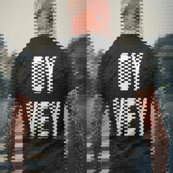 愉快なユダヤ人ユーモア Oyey ジディッシュ イスラエル ヘブライ語 ハヌカー メンズTシャツ バックプリント 高齢者への贈り物