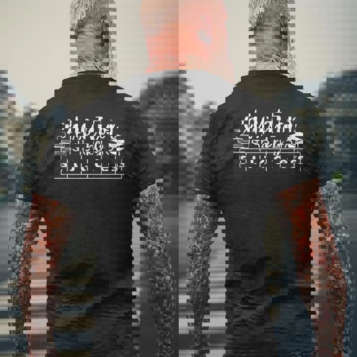 教育は成功への鍵 メンズTシャツ バックプリント 高齢者への贈り物