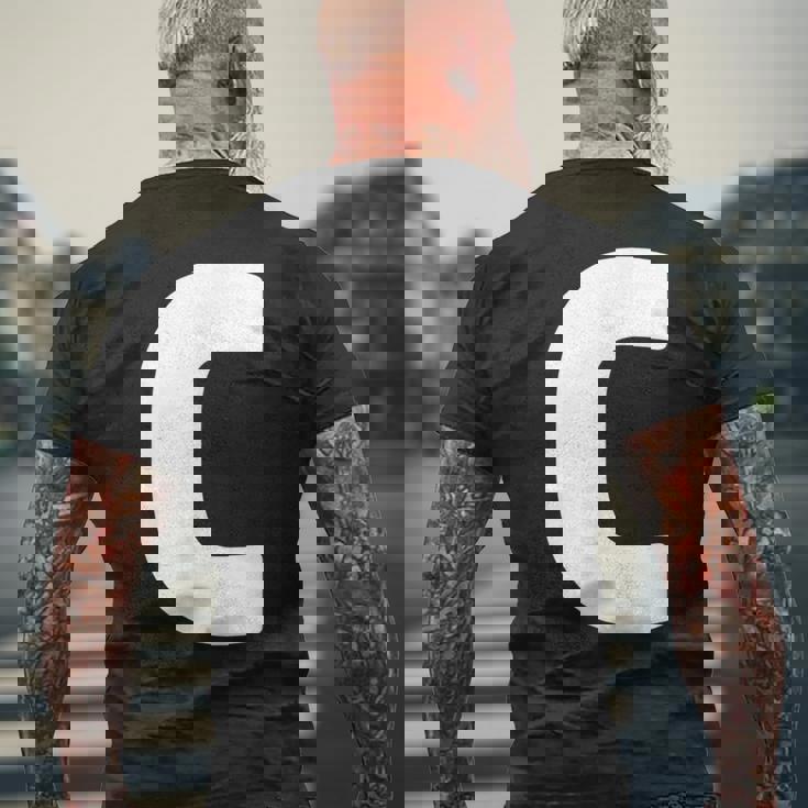 文字c 大文字 アルファベット モノグラム イニシャル メンズTシャツ バックプリント 高齢者への贈り物