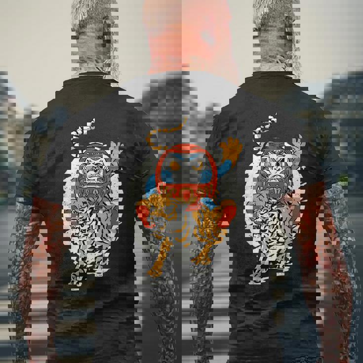 日本のトラ ラッキーだるま人形 日本の伝統 メンズTシャツ バックプリント 高齢者への贈り物