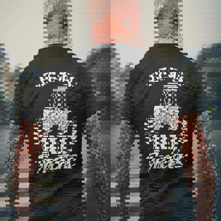 本物の男はトラクターを運転する 農作業 ランチ 農家 ファーム メンズTシャツ バックプリント 高齢者への贈り物