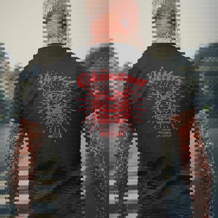 沖縄 那覇 伝統 シーサー ガーディアン ライオン 日本神話 メンズTシャツ バックプリント 高齢者への贈り物