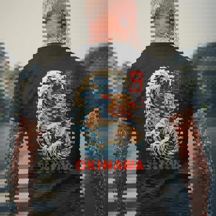沖縄シーサー 日本漢字 ライオン レトロ アニメ 日本 お土産 メンズTシャツ バックプリント 高齢者への贈り物