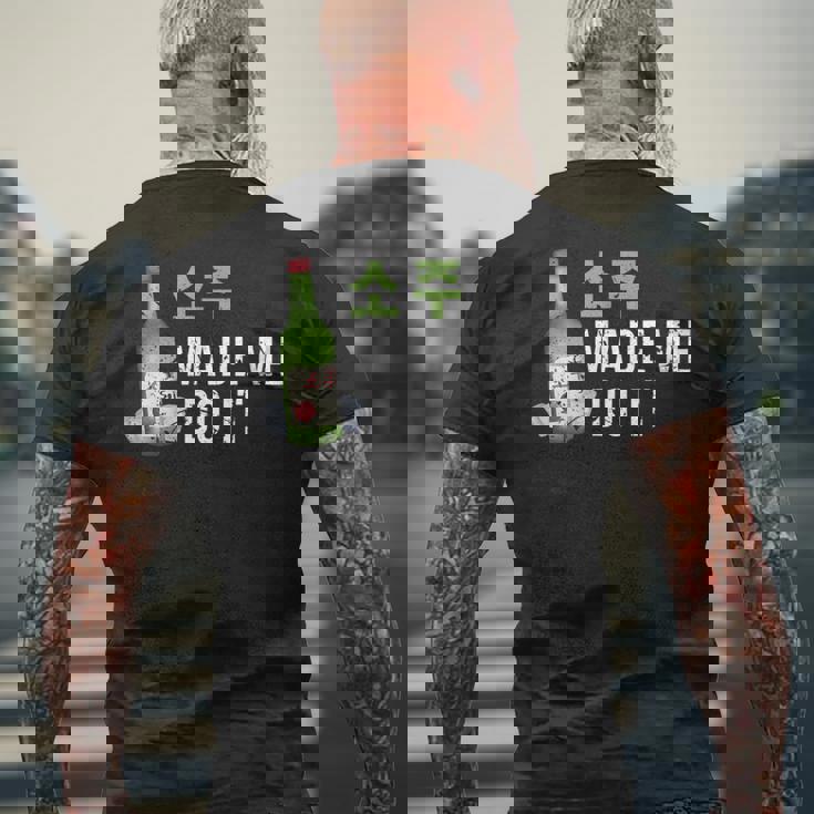 焼酎は私にそれをさせましたハングル韓国で面白い韓国の飲み物 メンズTシャツ バックプリント 高齢者への贈り物