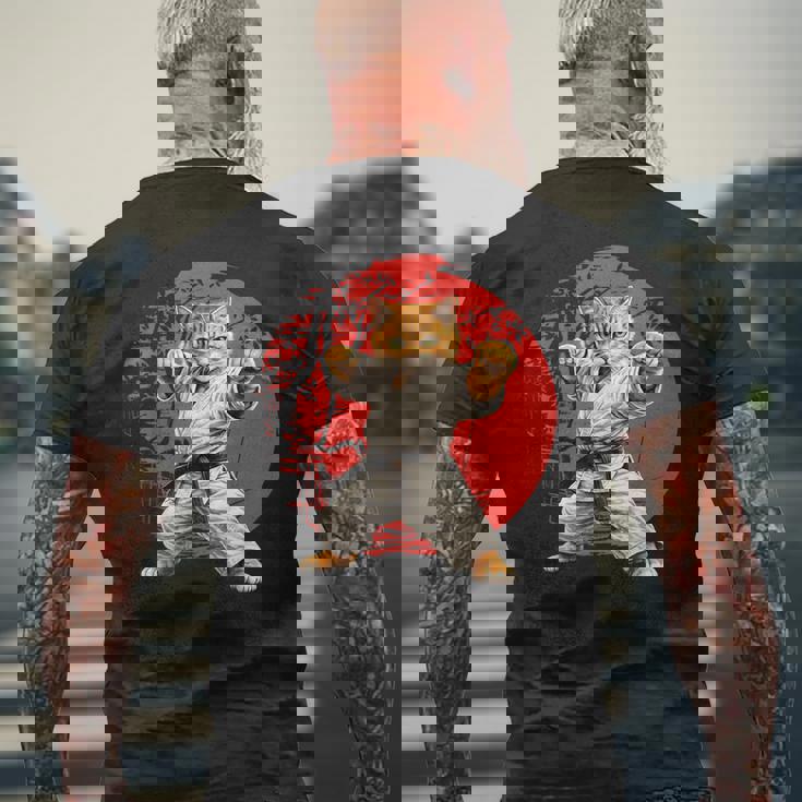 猫 空手 柔道 日本 日没 面白い 空手 猫 メンズTシャツ バックプリント 高齢者への贈り物