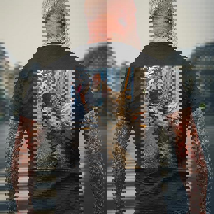 猫が魚市場を盗む冒険ファニーアートミーム メンズTシャツ バックプリント 高齢者への贈り物