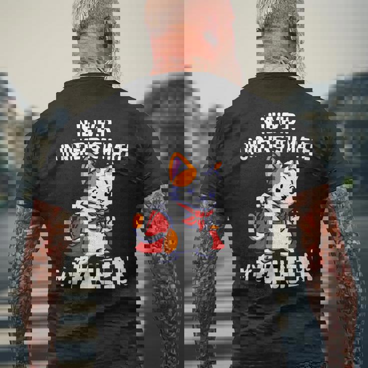 猫に言わせると、Don't Underestimate My Pawer Pun Cat（私の肉球を甘く見ないで）。 メンズTシャツ バックプリント 高齢者への贈り物