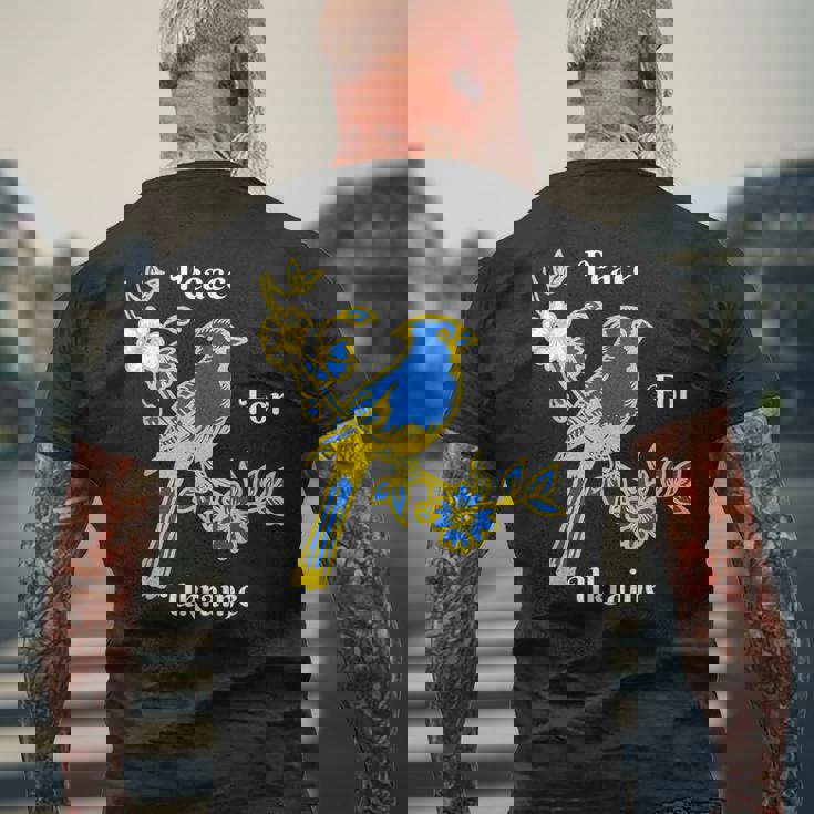 私はウクライナの旗と共に立つ ウクライナを支持する メンズTシャツ バックプリント 高齢者への贈り物