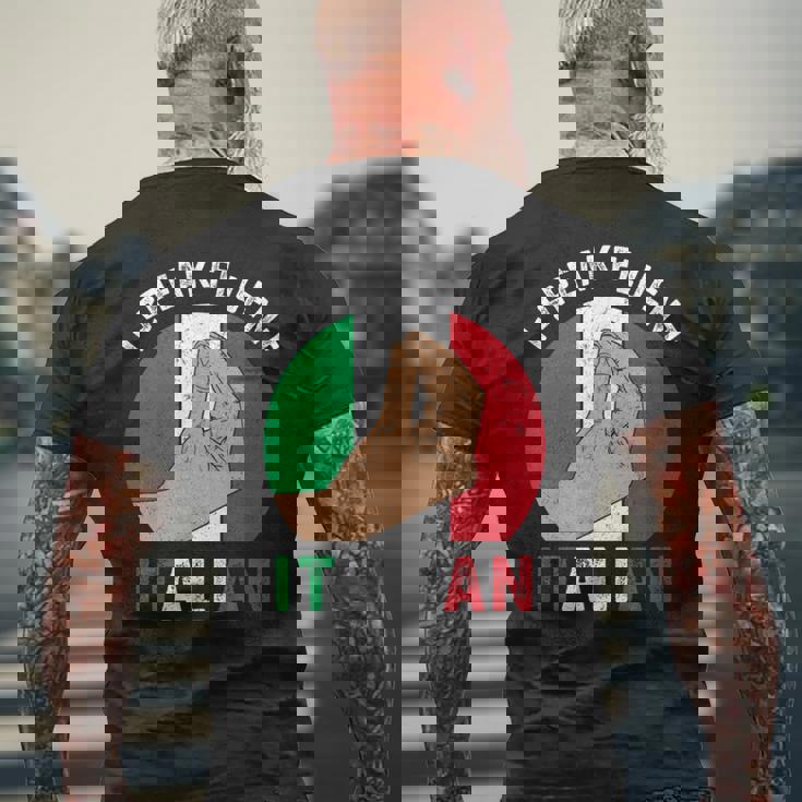 私は流暢なイタリア語を話します、イタリアの手のジェスチャー、私はイタリアが大好きです メンズTシャツ バックプリント 高齢者への贈り物