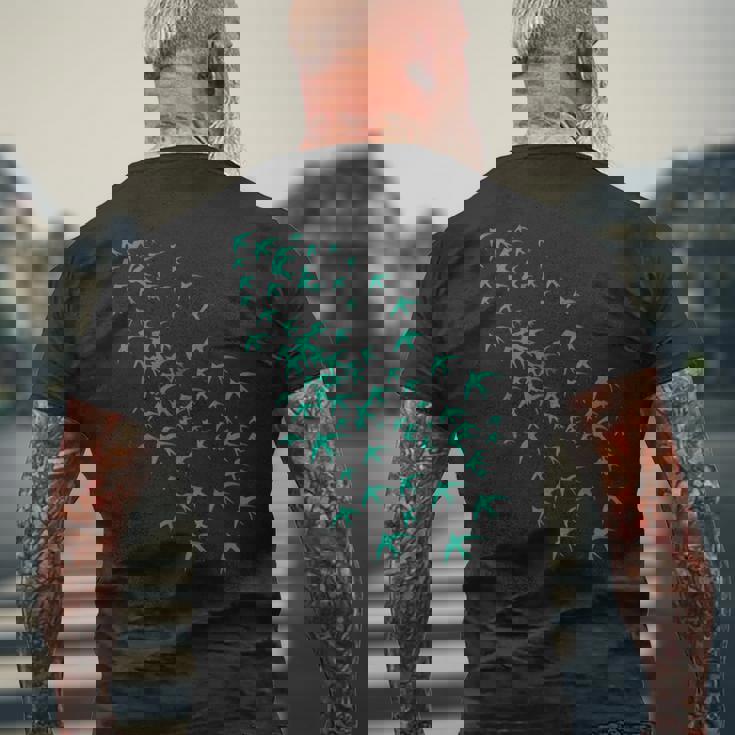 空と自然の鳥の群れ ツバメの空飛ぶ群れ メンズTシャツ バックプリント 高齢者への贈り物