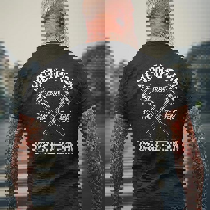 空港消防士服 航空機 救助 消防士 メンズTシャツ バックプリント 高齢者への贈り物