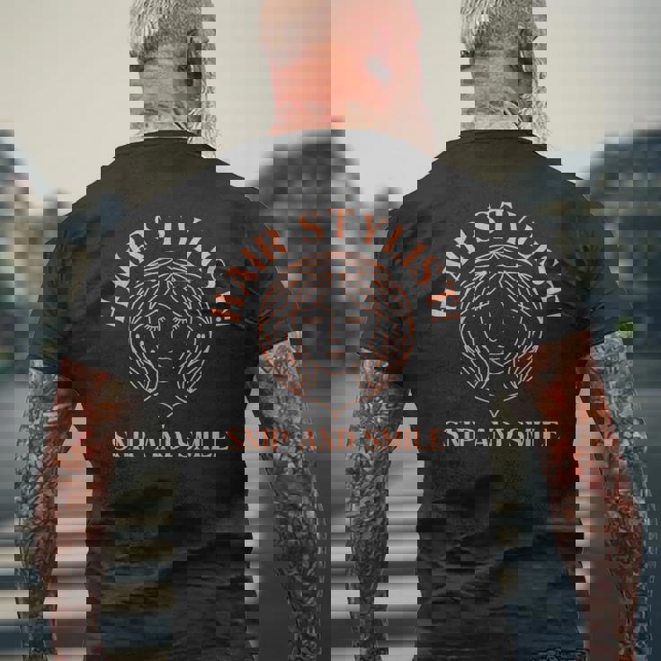 美容師、ヘアスタイリスト、美容院、理髪師、美容師 メンズTシャツ バックプリント 高齢者への贈り物