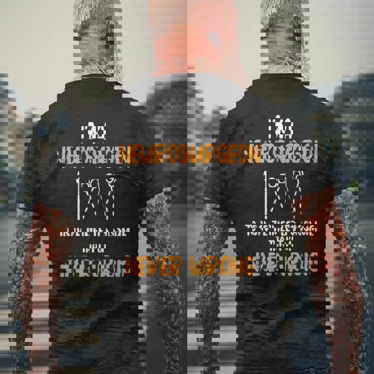 脳神経外科医 脳内科医専門医 神経系専門家 メンズTシャツ バックプリント 高齢者への贈り物